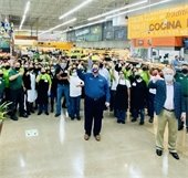 Mayor Archer visits workers at rio grande latin market